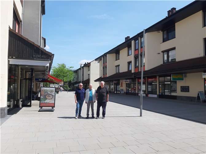 „Wann kommen im sanierten Einkaufszentrum Karthause Pflanzenkübel und Sitzgruppen zur Erhöhung der Aufenthaltsqualität und Beschattung?“ fragen sich Detlef Hevert (links) und Peter Schmitt (rechts). Edgar Kühlenthal hat daraufhin mit Oliver Stracke, Geschäftsbereichsleiter Planung/ Bau beim Eigenbetrieb Grünflächen- und Bestattungswesen gesprochen. Foto: Freie Wähler