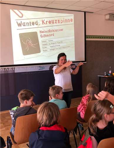„Wanted“ - die Sach- und Kinderbuchautorin Bärbel Oftring liest aus ihrem Sachbuch vor.