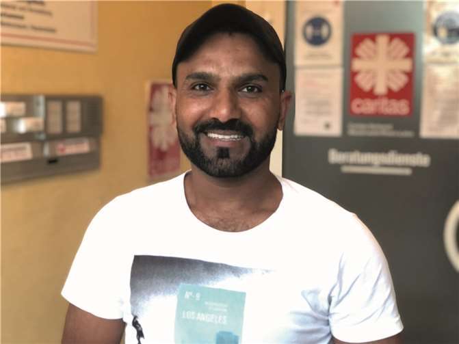Waqas Muzaffar flüchtet aus seinem Heimatland Pakistan. Zunächst verbrachte er mehrere Jahre in Griechenland, ehe er 2015 nach Lahnstein kam, wo er heute immer noch lebt. Dankbar ist er unter anderem der Caritas, die ihn tatkräftig unterstützt hat. Schlechte Erfahrungen hat er hierzulande nur wenige gemacht, „die meisten Menschen sind stets freundlich und hilfsbereit“, sagt der 35-jährige Pakistaner, der deutsche Bratwurst gerne mag. Quelle: Caritasverband Westerwald-Rhein-Lahn e. V.