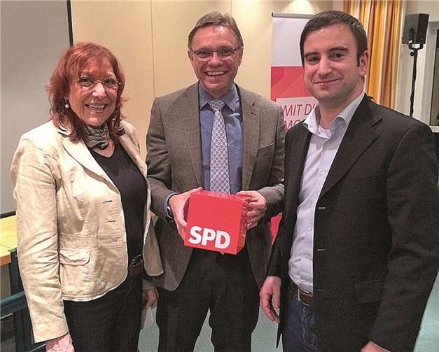 War auf Einladung von Petra Elsner, MdL (links) und Marcel Hürter, MdL (rechts) nach Bad Breisig gekommen: Staatssekretär Hans Beckmann. privat