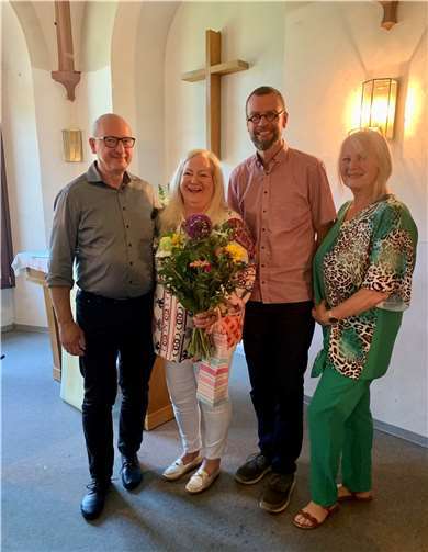 War stets mit großem Herzen bei ihren Bewohnern. Christel Lamp geht nach über 23 Jahren in den wohlverdienten Ruhestand. Von links: Einrichtungsleiter Ralf Schulze, Christel Lamp, Geschäftsführer Stefan Feld und stv. Einrichtungsleiterin Cornelia Hein-Klein. Foto: Bethesda-St. Martin gGmbH
