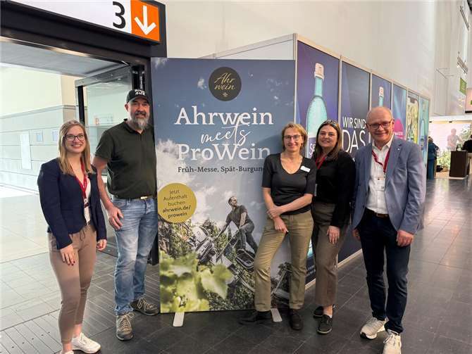 Warben bei der ProWein für den Ahrwein und die Kombi-Tour 2026: (v.l.) Ahrweinprinzessin Laura Nietgen, Michael Kriechel (Weingut Kriechen), Astrid Rickert (Winzergenossenschaft Mayschoß-Altenahr), Ahrweinkönigin Annabell Stodden sowie Oliver Swiatek (Dagernova Weinmanufaktur).  Foto: Carolin Groß