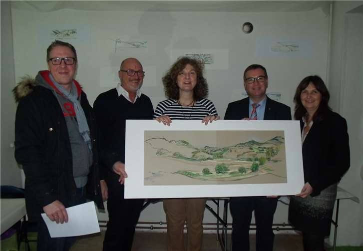 Waren begeistert von den Werken der Künstlerin: Horst Gies (2.v.r) und Mechthild Heil (1.v.r.). Heinz-Jörg Dähler