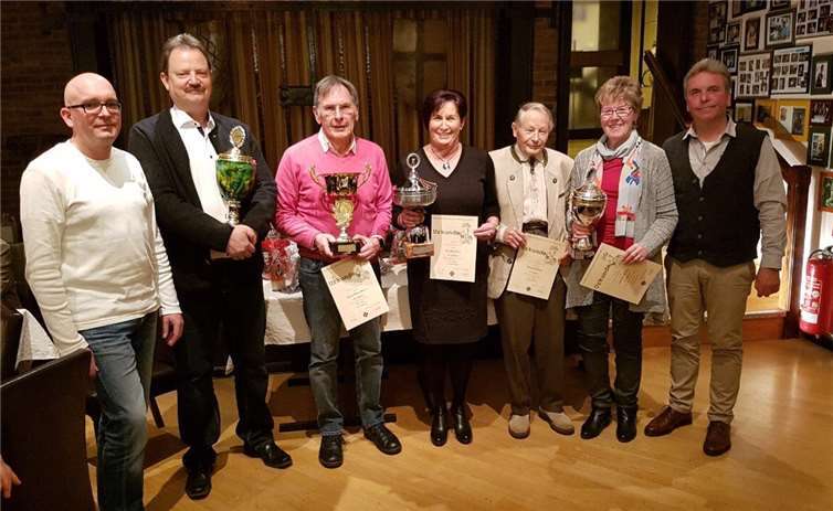 Waren bei den Vereinsmeisterschaften 2016 (v.l.n.r) Harald Dietz, Klaus Peter Klein, Monika Over, Richard Hahn und Annelie Weber. Die Ehrungen erfolgten durch Thomas Over (rechts) und Martin Durst (links) vor.