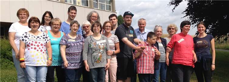 Waren dankbar über die Auszeit mit spirituellen Impulsen und Zeit zum Atemholen: Die Eltern von Menschen mit Behinderung und ihre Kinder beim Oasentag 2018 im Familienferiendorf in Hübingen. privat