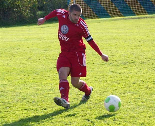 Waren das noch Zeiten - der heutige Trainer Kay Ludwig als Spielführer gegen Osterspai.privat