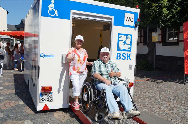Ein großes Stück Freiheit für Menschen mit Behinderung Waren eigens aus Mönchengladbach gekommen, um mit Peter und Lilo Butz auf das erfolgreiche Projekt anzustoßen: Albert Sturm nebst Ehefrau.