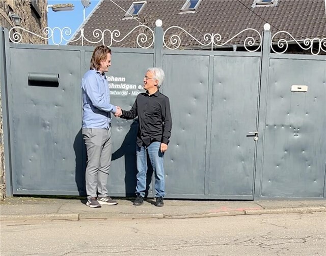 Waren sich einig, dass die abgebaut werden muss: Peter Tsao-Adolphs (rechts) im Gespräch mit Inhaber Johannes SchmidgenFoto: Johannes Schmidgen