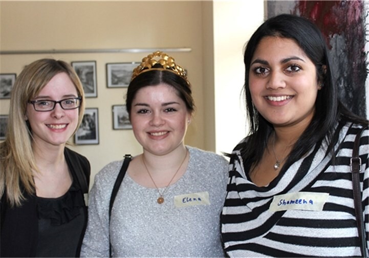 Waren völlig überrascht von dem Andrang: Weinkönigin Elena Metzinger mit den Weinprinzessinnen Nina Schall (l.) und Shameena Zedler.