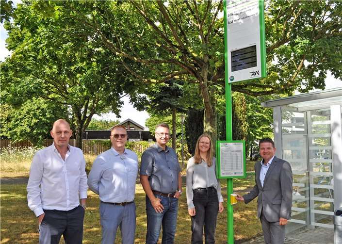 Waren vom neuen Service an den Meckenheimer Haltestellen begeistert: (v.l.n.r.) Markus Rügler, Frank Velte, Marcus Witsch, Liena Humke und Bürgermeister Holger Jung. Foto: Stadt Meckenheim
