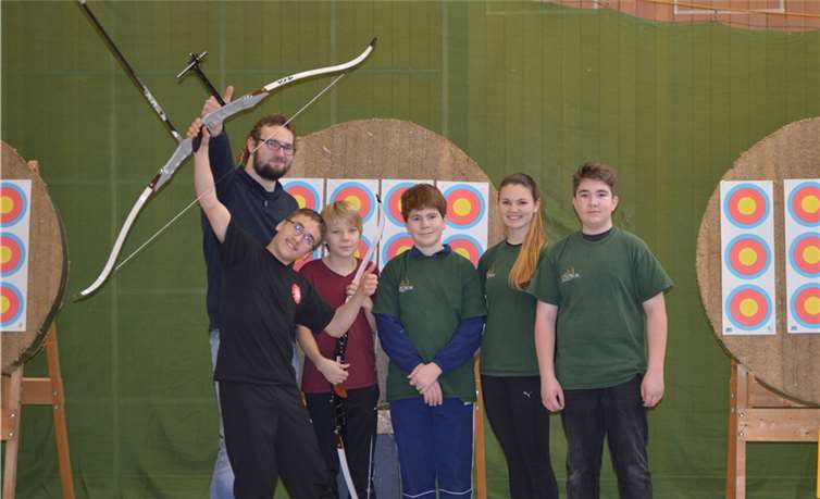 Waren zufrieden mit den Leistungen ihrer Schützlinge: Trainer Julian Kahlstadt (li) und Lisa Schneiders (2.v.r).v.L.n.r.: Marvin Müllen, Joshua Meyer, Laurent Allkämper und Leon Unzen haben ihre Feuertaufe bestanden.privat