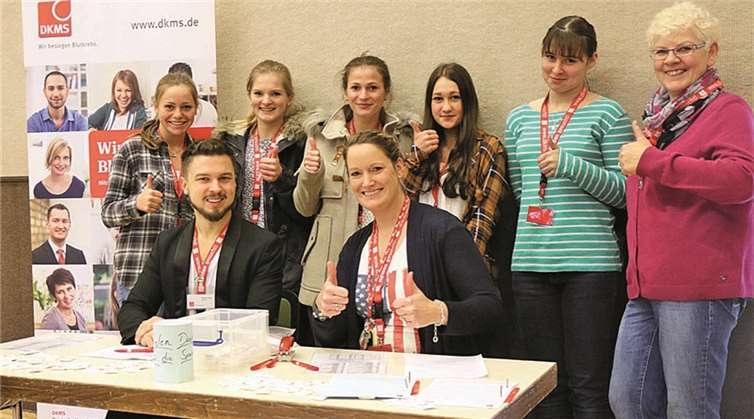 Waren zufrieden mit der Registrierungsaktion: Sitzend Claudia Ginster, Martin Quarg. Rechts Mittelstufenleiterin Steffi Schnetter und die Mädchen der Firmgruppe. ses