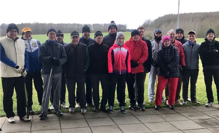 Warm eingepackt gingen die winterharten Golfer auf die Runde.Fotos: privat