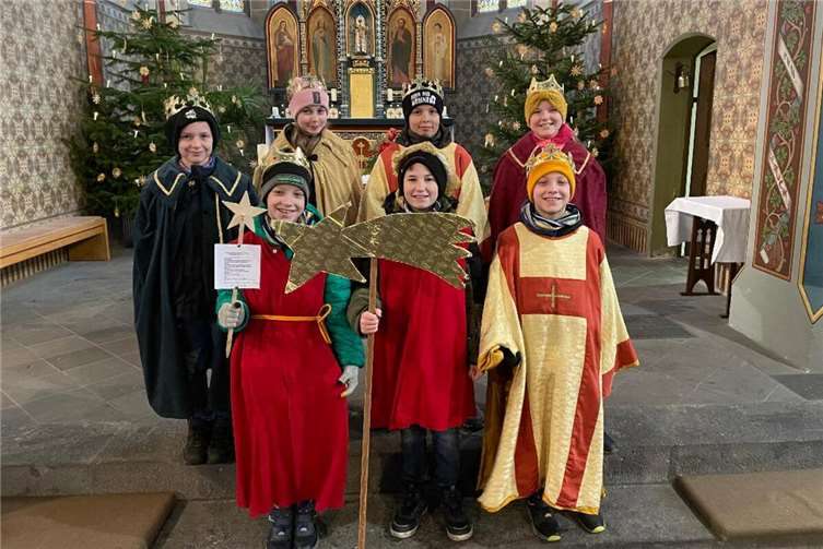 Warm eingepackt liefen die jungen Könige durch Müllenbach und spenden den Segen: v.l. Simon Fuhrmann, Robin Schmidt, Greta Gilles, Jonathan Lescher, Filip Miloloza, Laureen Schmidt und Aaron Schmidt. Foto: Dirk Lescher