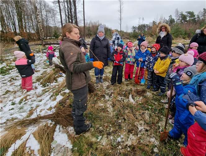 Warm eingepackt marschierte die Gruppe - angeführt von Försterin Cornelia Fronk, die für den Bezirk Niederwambach zuständig ist - durch die verschneite Winterlandschaft in Richtung Lahrbach.Foto: privat