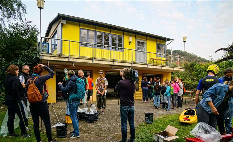 WarmUp auf dem WSC-Gelände vor dem Start des CleanUps mit Presse und Fernsehen. © Mathijs Langkemper. Foto: Mathijs Langkemper