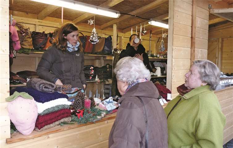 Warme Mützen und Schals locken viele Käufer an.