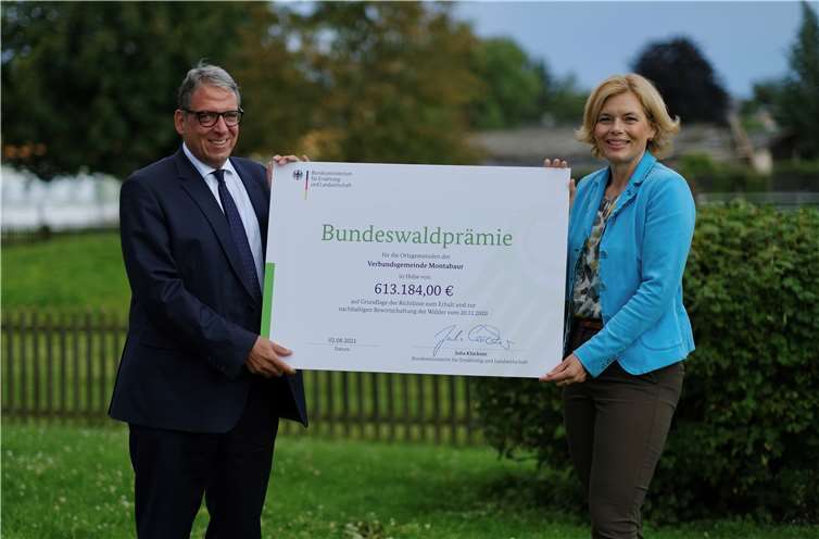 Warmer (Geld-)Regen für den Wald: die Bundeswaldprämie. Im Namen der Ortsgemeinden in der VG Montabaur nahm der Erste Beigeordnete Andree Stein die Fördergelder von Bundesministerin Julia Klöckner entgegen. Copyright: BMEL / Mewes