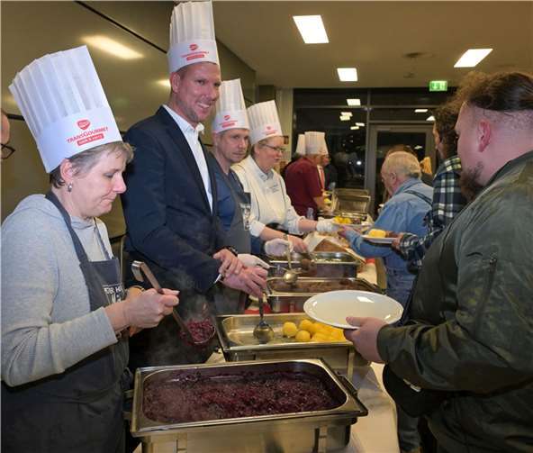 Warmes von Herzen: Sponsoren und Ehrengäste unterstützten das Küchenteam tatkräftig am Buffet. Fotos: Peter Seydel