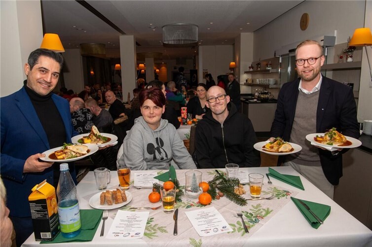 Warmes von Herzen: Sponsoren unterstützten tatkräftig beim Service an den festlich eingedeckten Tischen.