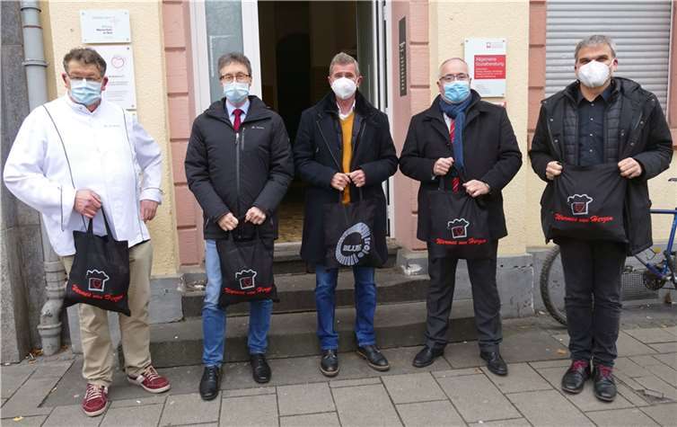 Warmes von Herzen auf vier Rädern: Tatkräftige Förderer und Sponsoren unterstützten auch in diesem besonderen Jahr (v.li.): Jean-Luc Mundel, Manfred Stein (Geschäftsführer Jobcenter Stadt Koblenz), Michael Rech (Unternehmernetzwerk Blue Circle), Jörg Perscheid (Vorstand der Sparkasse Koblenz), Achim Meis (Leiter Soziale Dienste beim Caritasverband Koblenz).Fotos: Caritasverband Koblenz