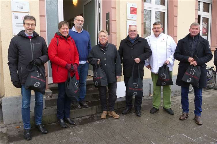 Warmes von Herzen auf vier Rädern: Tatkräftige Förderer und Sponsoren unterstützten auch in diesem Jahr (von links nach rechts): Manfred Stein (Geschäftsführer Jobcenter Stadt Koblenz), Caritasdirektorin Martina Best-Liesenfeld, Markus Fröhlich (Caritas-Wohnungslosenhilfe), Bürgermeisterin Ulrike Mohrs, Jörg Perscheid (Vorstand der Sparkasse Koblenz), Initiator Jean-Luc Mundel, Michael Rech (Unternehmernetzwerk Blue Circle). Quellen: Caritasverbandes Koblenz