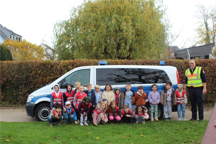 Warnwesten an und los: Vorschulkinder üben das Überqueren der Straße.  Foto: privat