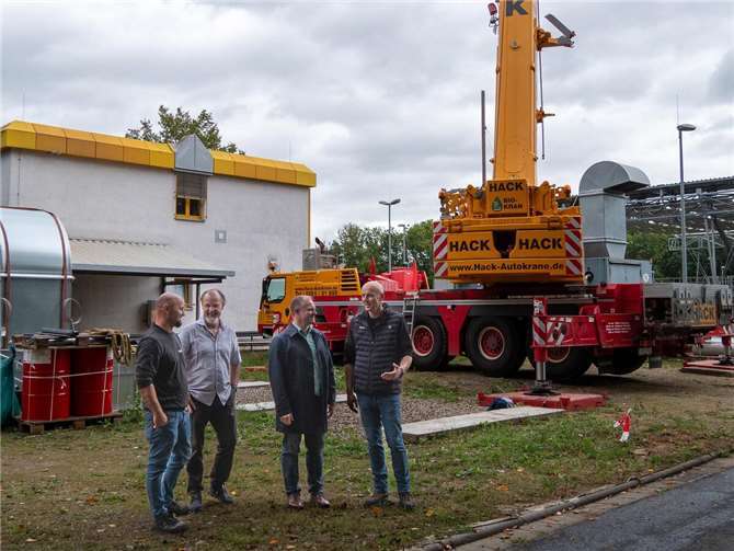 Warten auf das neue BHKW: Daniel Friedrich, Geschäftsführer der Mendiger „kwk-tec“ (r.) im Gespräch mit Oberbürgermeister Jan Einig. Das Gerät wird mit Methangas betrieben, das in Faultürmen aus Klärschlamm entsteht, dann gespeichert und bei Bedarf genutzt wird. Es trägt deutlich zur Energieeffizienz der Anlage bei, wo bereits vor dem Jahreswechsel die erste faltbare PV-anlage über einem Klärbecken in Betrieb ging.Foto: Gerd Neuwirth/SWN