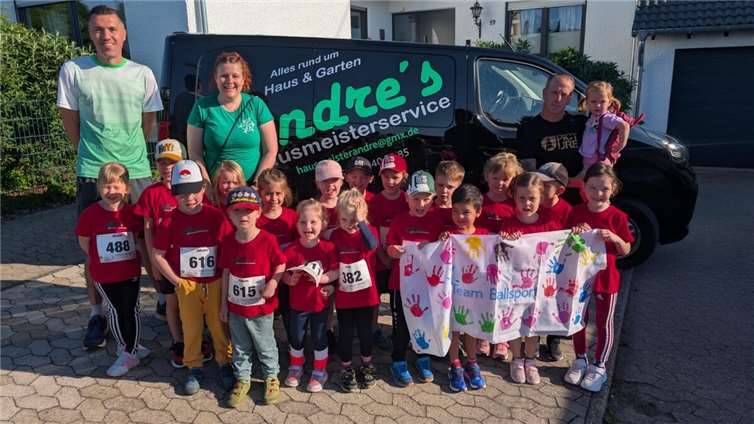 Warten auf den Startschuss: Team Ballsport mit Betreuern und Sponsor. Foto: privat