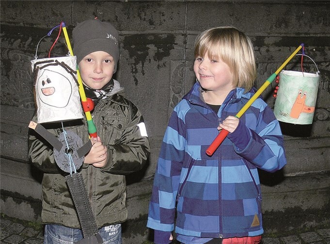 Warten auf den heiligen Reitersmann. Am Martins-Brunnen vor dem Rathaus erwarteten viele Kid´s den Umzug.