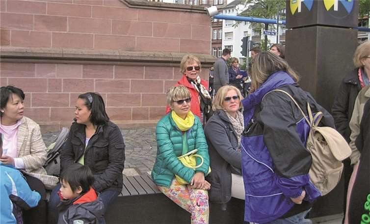 Warten auf unser Schiff „Wappen von Frankfurt“ für die Mainfahrt.