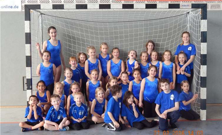 Warten der Kinder auf die Medaillen und Pokale.privat