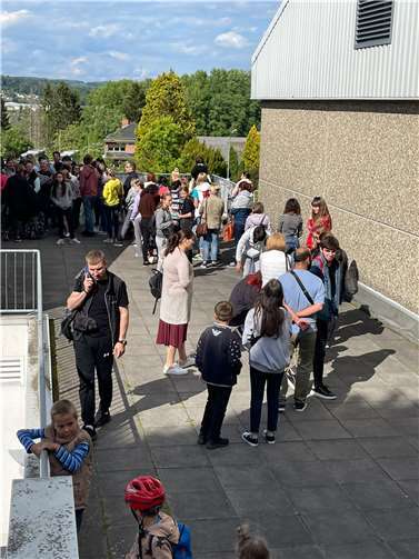 Wartende Bedürftige vor der Spendenausgabe in der Rosenheckhalle in Ebernhahn.