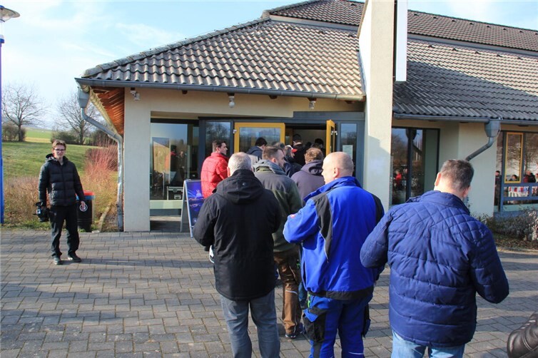 Warteschlange vor der Anmeldung zum Reihentest in der Niederzissener Sporthalle. Foto: GS