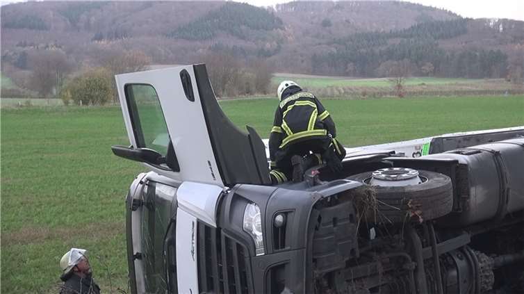 Warum der LKW in den Graben stürzte ist noch Unklar. Fotos: Winkler TV
