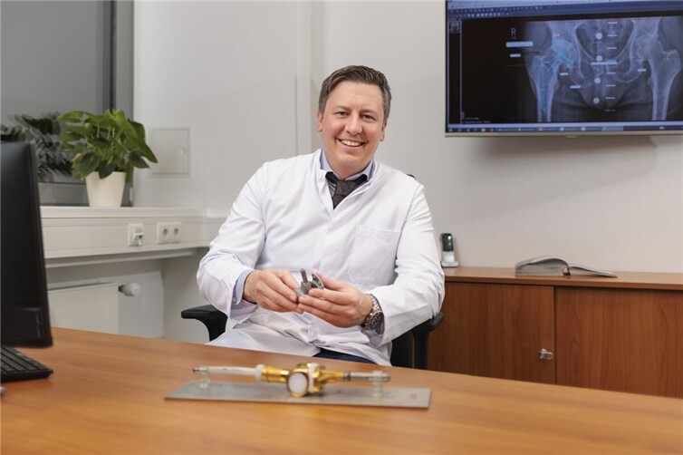 Was Betroffene über Gelenkersatz und minimalinvasive OP-Methoden wissen sollten, erläutern Prof. Jan Schmolders und sein Team des Endoprothetikzentrums der Maximalversorgung im Rahmen eines Infoabends.  Foto: Joachim Gies | Marienhaus