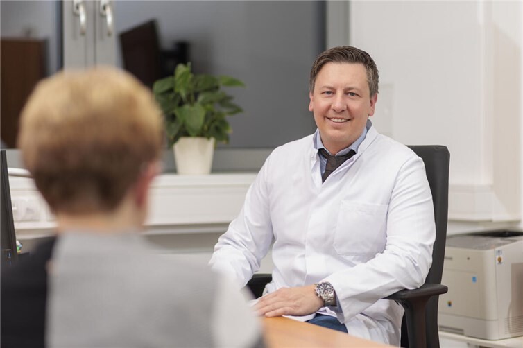 Was Betroffene über Gelenkersatz und minimalinvasive OP-Methoden wissen sollten, erläutern Prof. Jan Schmolders und sein Team des Endoprothetikzentrums der Maximalversorgung im Rahmen eines Infoabends.  Foto: Joachim Gies I Marienhaus