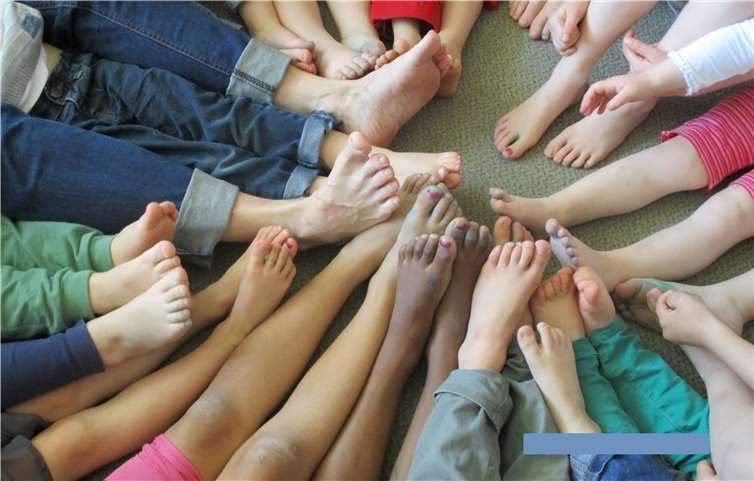 Was Füße alles können, lernten Kinder und Mitarbeiter beim Barfußtag.privat