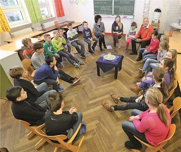Was Störenfrieda mit ihrem verrückten Onkel so alles erlebt, erfuhren die Kinder von Ortsbürgermeister Josef Gans. Er war einer von 80000 ehrenamtlichen Vorlesern beim bundesweiten Vorlesetag 2014.privat