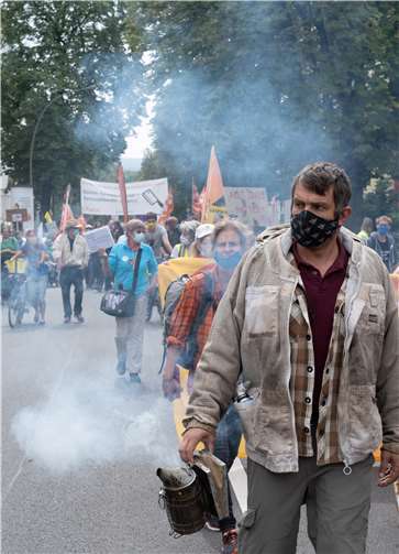 Was auf diesem Foto bedrohlich anmutet ist der Rauch aus dem Imker-Smoker.