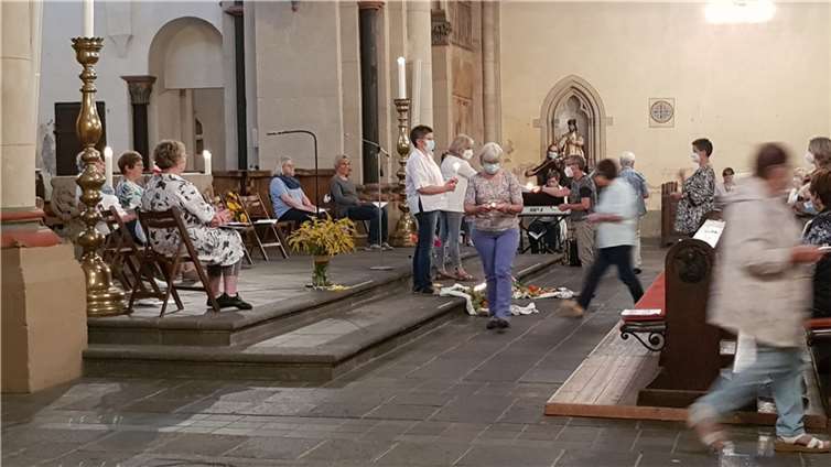 „Was bewegt dich?“ Mit dieser Aufschrift gab ein Teelicht an jedem Platz den Impuls zum Nachdenken über eigene Anliegen. Die Frauen konnten es zum Anzünden vor den Altar tragen und dabei ihre persönlichen Gedanken still formulieren.Foto: privat