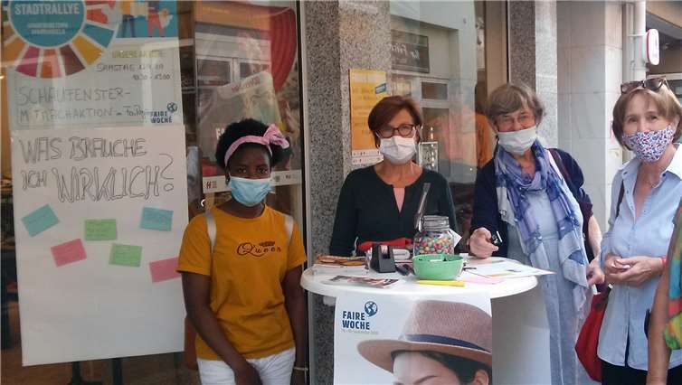 Was brauche ich wirklich? Das war die Frage, die Mitarbeiterinnen des Weltladen Andernach den Passanten auf der Hochstraße in Andernach stellten.Foto: privat