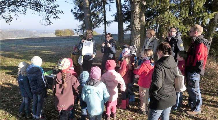 Was braucht es mehr als herrliches Herbstwetter beim Gang durch die Natur? Natürlich einen Rucksack voller Geschichten! Wie gut, dass Helene Rörig vorgesorgt hatte. Herbstkälte und Sonnenstrahlen stellten sich rechtzeitig zum Spaziergang durch die Natur ein. Privat