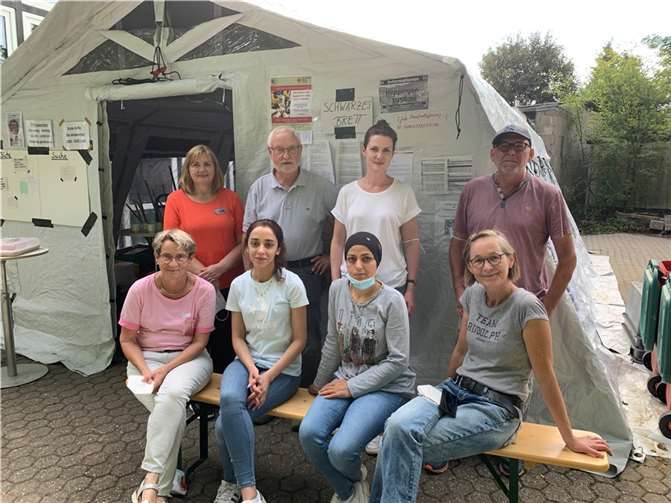 Was der Krisenstab nicht schafft, regelt die Ortsgemeinschaft: In Heppingen organisierten sich die Helfer selbst. Klaus Kniel (Hintere Reihe, 2.v.l.) ist darauf sehr stolz.Foto: ROB