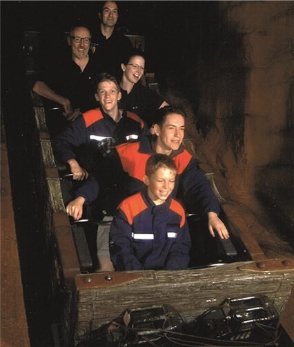 Was ein echte(r) Feuerwehrmann/frau sein will, der fährt auch bei Regen mit der Wildwasserbahn.Phantasialand
