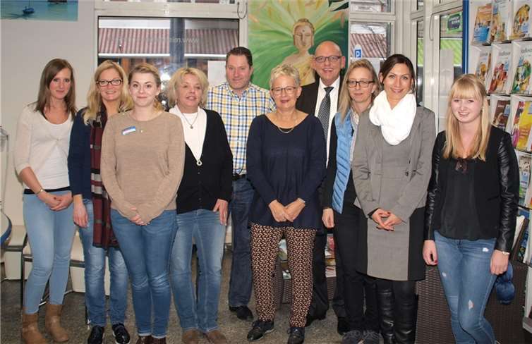 Was eine tolle Nachbarschaft doch alles bewirken kann, darüber freuten sich Rechtsanwalt Franz Obst (4.v.r.) zusammen mit seiner Frau und seinen Mitarbeitern, genauso wie Sabine Ludwig (4.v.l.), zusammen mit ihrem Chef und einer Mitarbeiterin.U. Stanzlawski