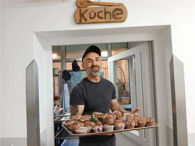 Was für ein Augenblick, als Küchenmeister Ivo Teklic vom Haus Bachtal den Kindern ein großes Tablett voller Muffins brachte.  Foto: Maria Müller