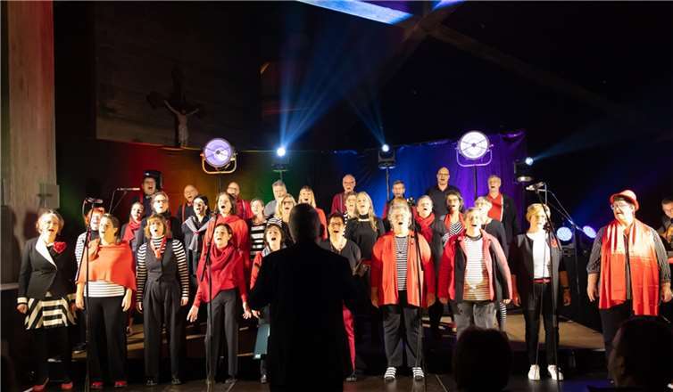 Was für ein Ohren- und Augenschmaus in der voll besetzten katholischen Kirche in Vettelschoß!  Foto: Jan Wagner