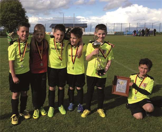 Was für ein Pokal: Der 3. Platz sprang für die jungen Fußballer des SC Rhein-Ahr Sinzig bei der F-Jugend Weltmeisterschaft heraus. privat