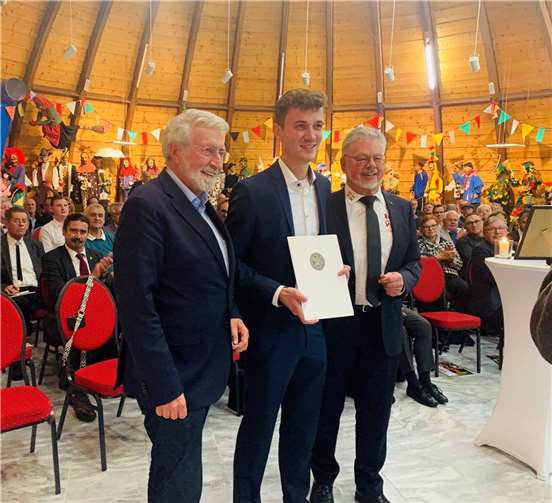 Was für eine besondere Ehre: Die beiden Kuratoriumsmitglieder Prof. Dr. Werner Mezger, Professor für Kulturanthropologie und Europäische Ethnologie (li.), und Roland Wehrle, Präsident der VSAN (rechts), verleihen Nicolas Junglas den mit 3.333 Euro dotierten Forschungspreis der Kulturstiftung der Schwäbisch-Alemannischen Fastnacht.  Foto: Vanessa Müller